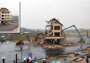 Awal Ngotot Ogah Pindah, Pria yang Rumahnya di Tengah Jalan Raya Ini Akhirnya Gak Betah Gegara Wartawan, Kok Bisa?