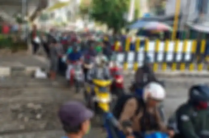 Pemotor ramai-ramai menerobos perlintasan kereta api
