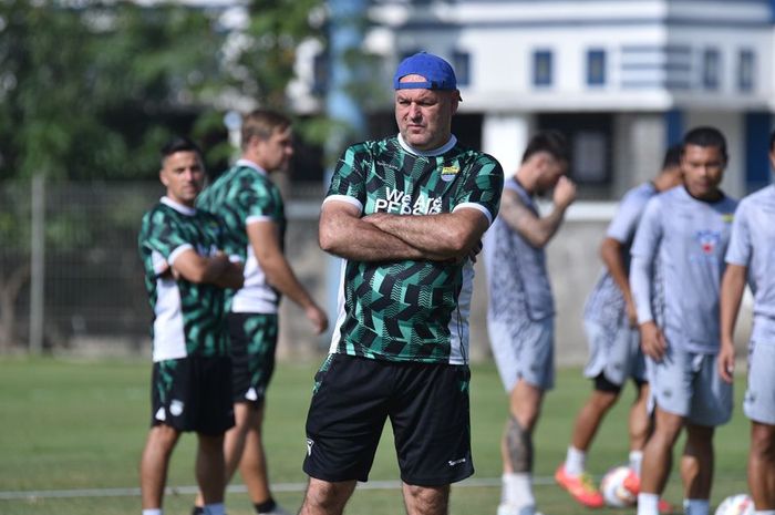 Bojan Hodak saat memimpin sesi latihan Persib Bandung, Senin (29/7/2024).