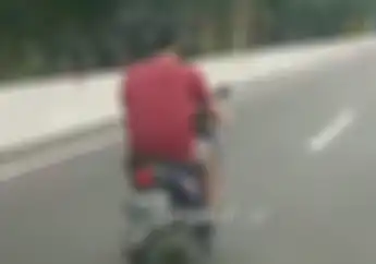 Entah Lagi Banyak Masalah atau Lupa, Pemotor Tanpa Helm Nebut di Jalan Tol Ancol Jakarta Utara