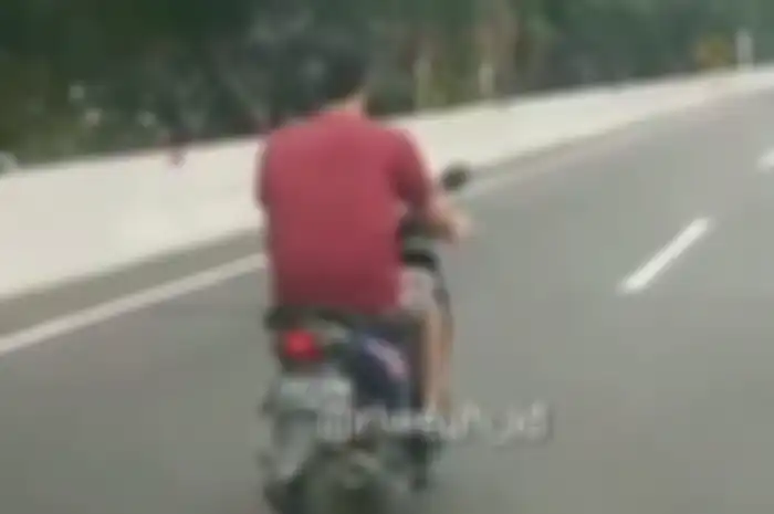 Pemotor nekat masuk jalan tol Ancol, Jakarta Utara.