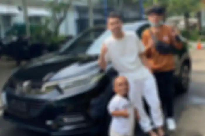 Ucok Baba bangga pamer foto mobil baru dari Raffi Ahmad. Vega Darwanti sampai ikut berkomentar.