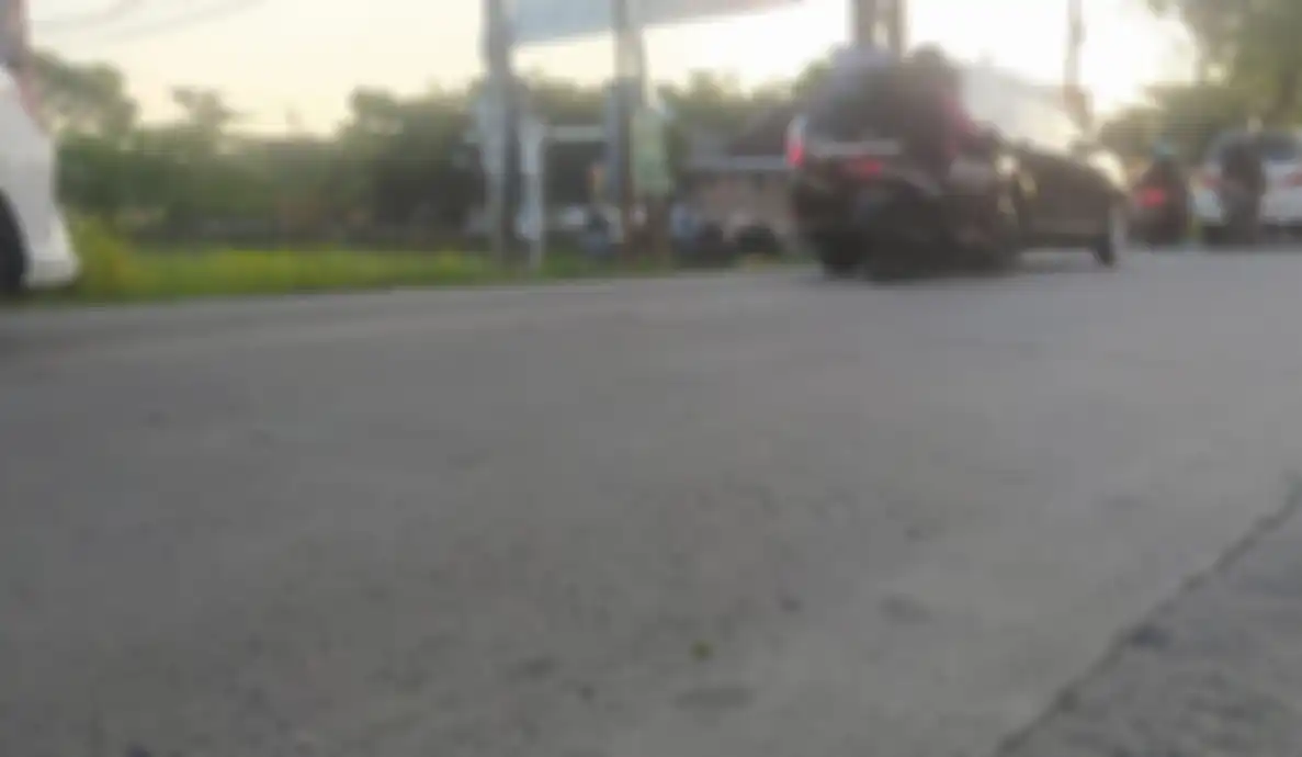 Jalan beton menyimpan suhu panas saat siang hari.