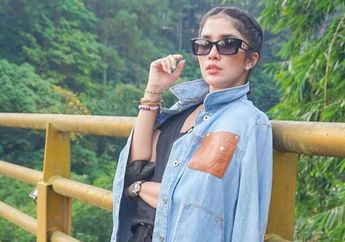 Gaya Ussy Sulistiawaty Pamer Body Ramping bak Gadis, Sambil Tenteng Tas Hermes Ratusan Juta!