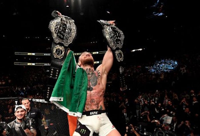 Petarung kelas ringan UFC, Conor McGregor, saat menjadi raja dua divisi. 