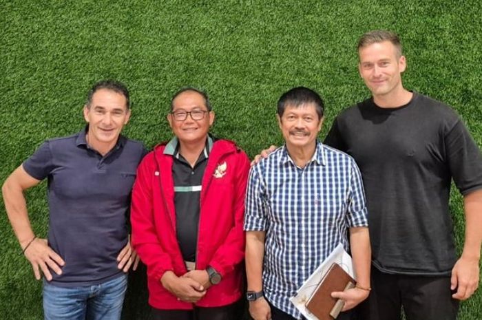 Gerald Vanenburg bersama Sumardji, Indra Sjafri dan Sjoerd Woudenberg dalam persiapan pembentukan timna U-23 Indonesia.