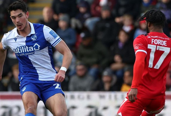 Elkan Baggott dalam laga Leyton Orient vs Bristol Rovers di kasta tiga Liga Inggris (2/3/2024). 