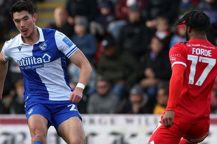 Elkan Baggott dalam laga Leyton Orient vs Bristol Rovers di kasta tiga Liga Inggris (2/3/2024). 