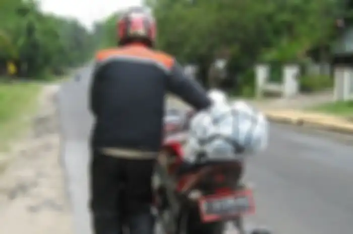 Ilustrasi dorong motor injeksi akibat habis bensin.