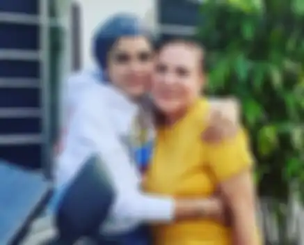 Mpok Atiek Menangis Dapat Hadiah Cincin Berlian dari Nikita Mirzani