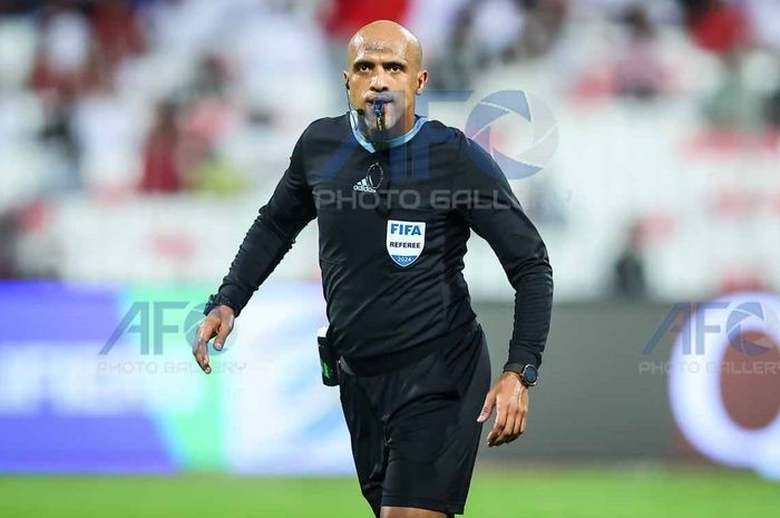 Wasit asal Oman, Ahmed Al Kaf yang memimpin laga Bahrain Vs Timnas Indonesia di Stadion Nasional Bahrain, Riffa, Bahrain pada Kamis (10/10/2024).