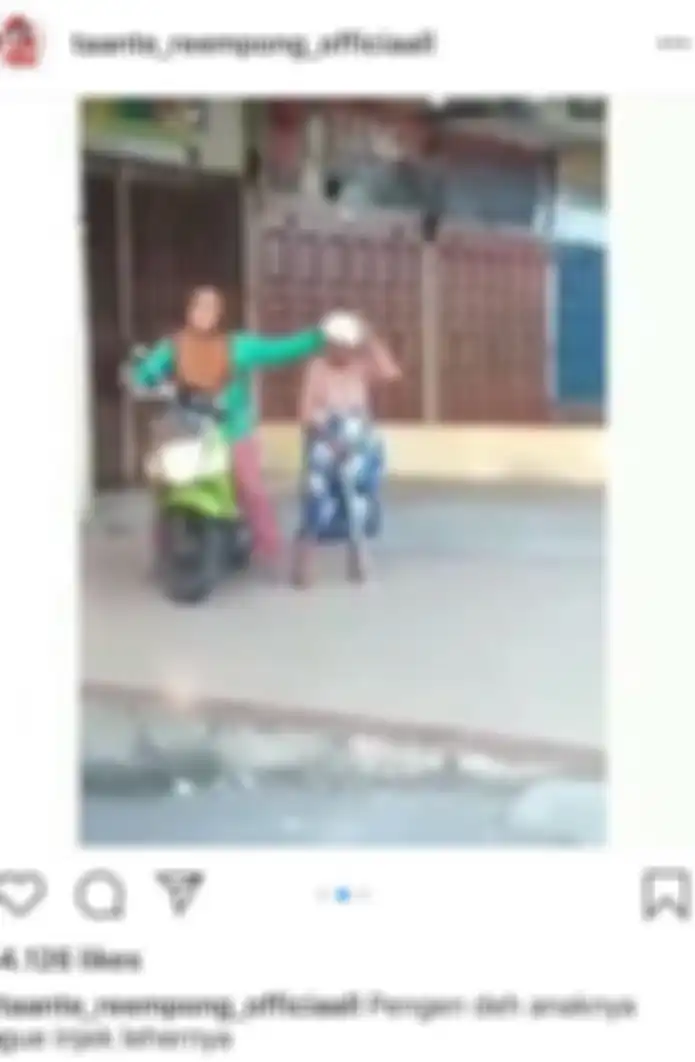 Sang Anak Menurunkan Ibunya di Sebuah Ruko