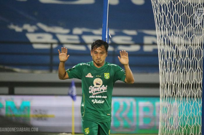 Penyerang Persebaya Surabaya, Samsul Arif tidak melakukan selebrasi setelah mencetak gol ke gawang Barito Putera pada laga pekan ke-31 di Stadion Kapten I Wayan Dipta, Gianyar, Senin (14/3/2022).