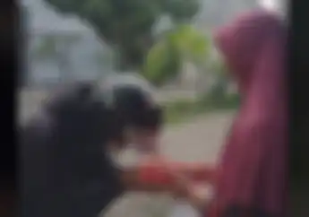 Bikin Haru, Driver Shoope Food Mendadak Cium Tangan Customer Usai Kirim Pesanan Minuman