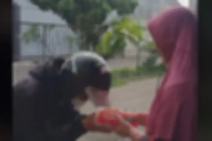 Seorang driver Shopee Food mendadak cium tangan customer usai antar pesanan minuman, ternyata ini penyebabnya.