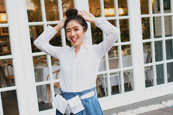 Tampil kenakan rok denim ala Febby Rastanty