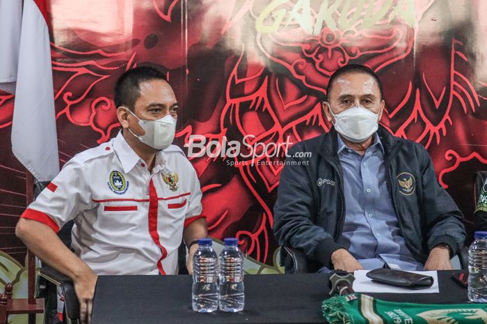 CEO PSIS Semarang, Yoyok Sukawi (kiri) dan Ketua Umum PSSI, Mochamad Iriawan (kanan), nampak hadir dalam jumpa pers di Kantor PSSI, Senayan, Jakarta, 4 Maret 2022.