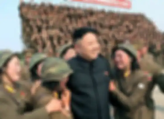 Pemimpin Korea Utara Kim Jong-un dikelilingi oleh tentara dari unit artileri wanita di provinsi Kangwon