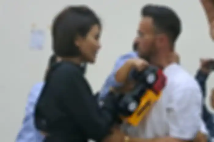 Nikita Mirzani bersama Arkana Mawardi dan Antonio Dedola di ruang sidang Pengadilan Negeri Serang, Banten, Senin (12/12/2022).