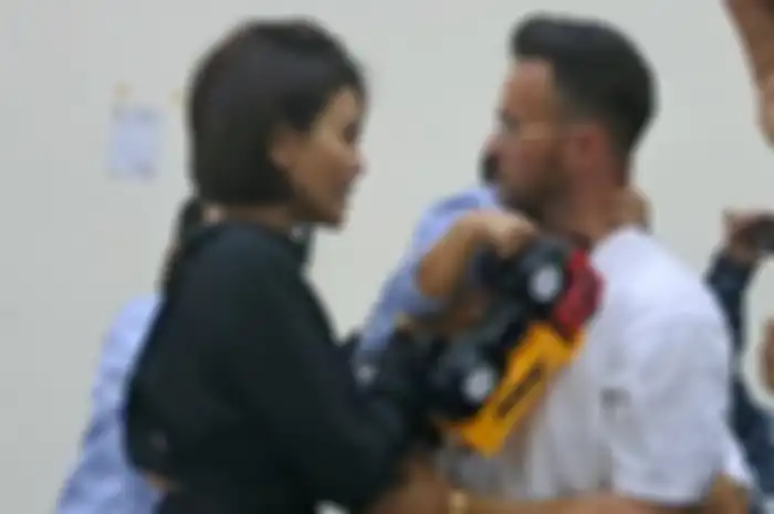 Nikita Mirzani bersama Arkana Mawardi dan Antonio Dedola di ruang sidang Pengadilan Negeri Serang, Banten, Senin (12/12/2022).