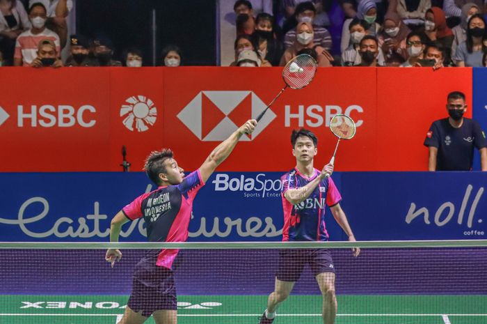 Pasangan ganda putra Indonesia, Marcus Fernaldi Gideon dan Kevin Sanjaya Sukamuljo, saat bertanding pada babak pertama Indonesia Open 2022 di Istora Gelora Bung Karno, Senayan, Jakarta, 14 Juni 2022.