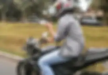 Polisi Jamin Enggak Tilang Pengendara Motor Pakai Headset, Tapi Ada Syaratnya