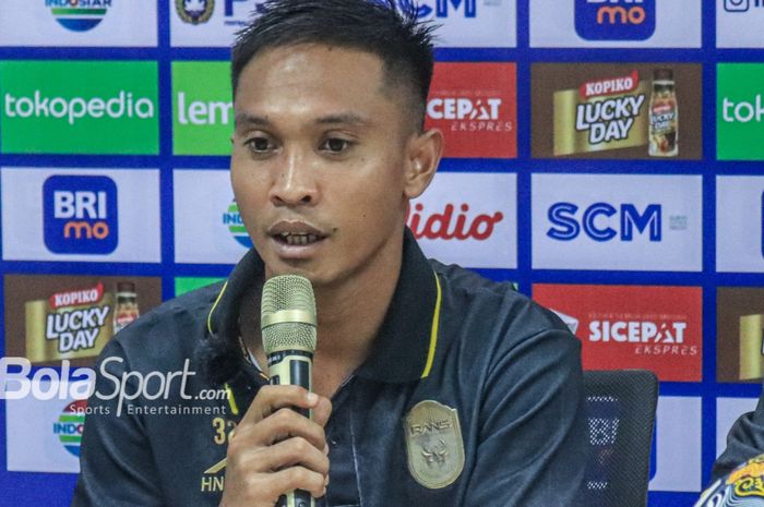 Gelandang RANS Nusantara FC, Muhammad Tahir, sedang memberikan keterangan kepada awak media dalam sesi jumpa pers setelah laga pekan ke-27 Liga 1 2022 di Stadion Pakansari, Bogor, Jawa Barat, Selasa (28/2/2023).