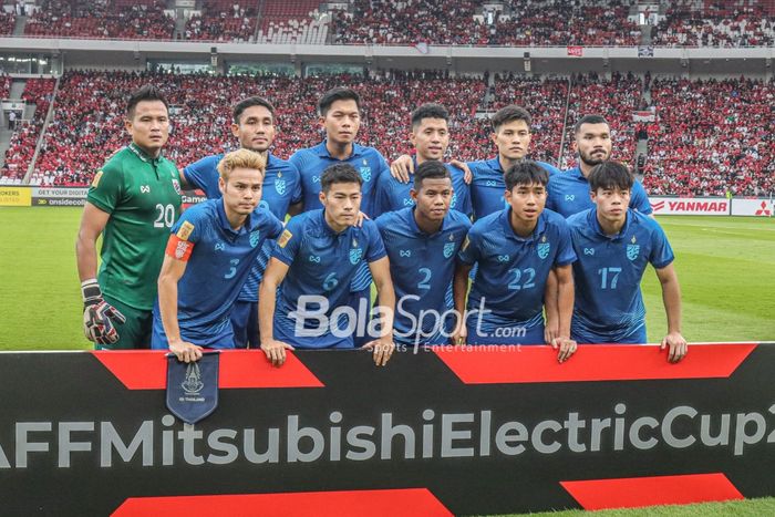 Skuat timnas Thailand (skuad timnas Thailand) sedang berbaris foto tim jelang bertanding pada laga Piala AFF 2022 di Stadion Utama Gelora Bung Karno, Senayan, Jakarta, 29 Desember 2022.