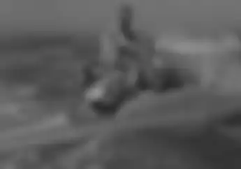 Bikin Melongo, Vespa Pertama Bisa Jalan di Laut, Tonton Videonya