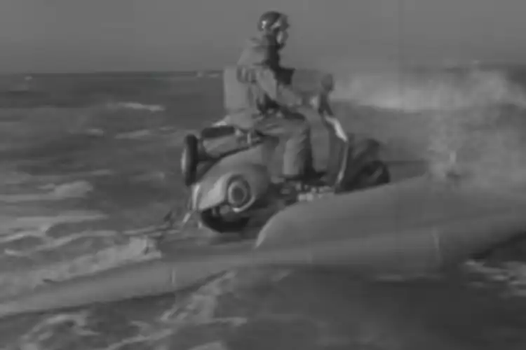 Bikin Melongo, Vespa Pertama Bisa Jalan di Laut, Tonton Videonya