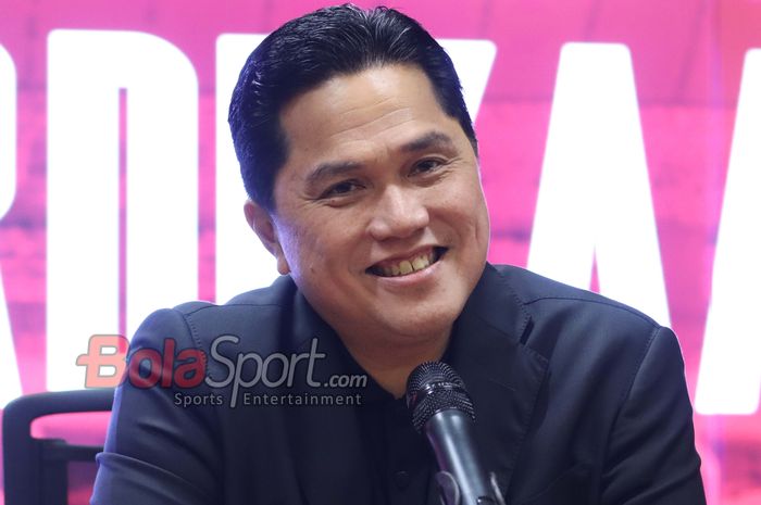 Ketua Umum PSSI, Erick Thohir, sedang memberikan keterangan kepada awak media di Media Center Stadion Utama Gelora Bung Karno, Senayan, Jakarta, Kamis (31/7/2025).