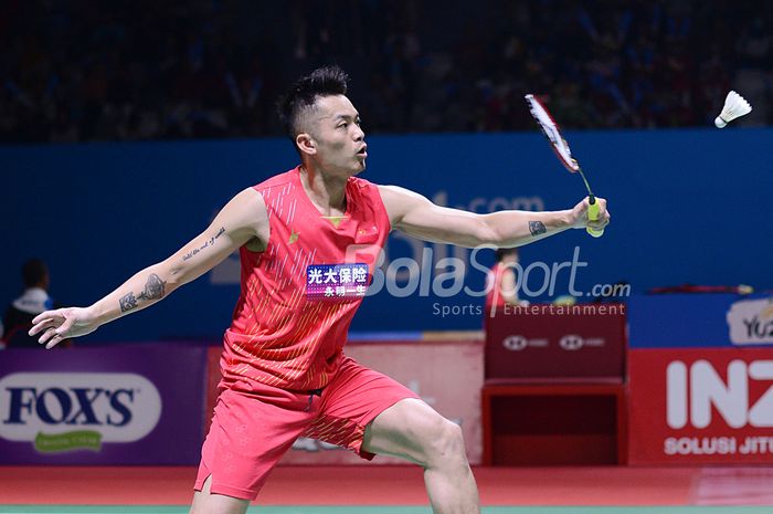 Pebulu tangkis putra China, Lin Dan saat melawan pebulu tangkis putra Kanada, Jason Anthony Ho-Shu, pada babak kesatu turnamen Indonesia Open 2019 yang berlangsung di Istora Senayan, Jakarta, Senin (16/7/2019).