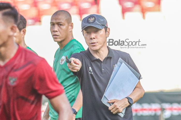 Pelatih timnas Indonesia, Shin Tae-yong (kanan), serta asistennya bernama Nova Arianto (tengah) sedang memantau para pemainnya di Stadion Gelora Bung Karno, Senayan, Jakarta, 20 Desember 2022.