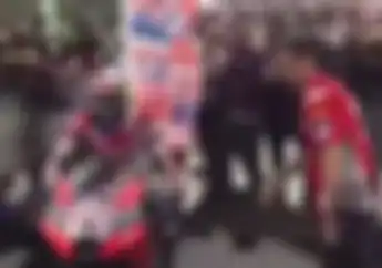 Keren, Video Tulisan di Bendera yang Dibawa Andrea Dovizioso Saat Victory Lap, Casey Stoner Bisa Iri