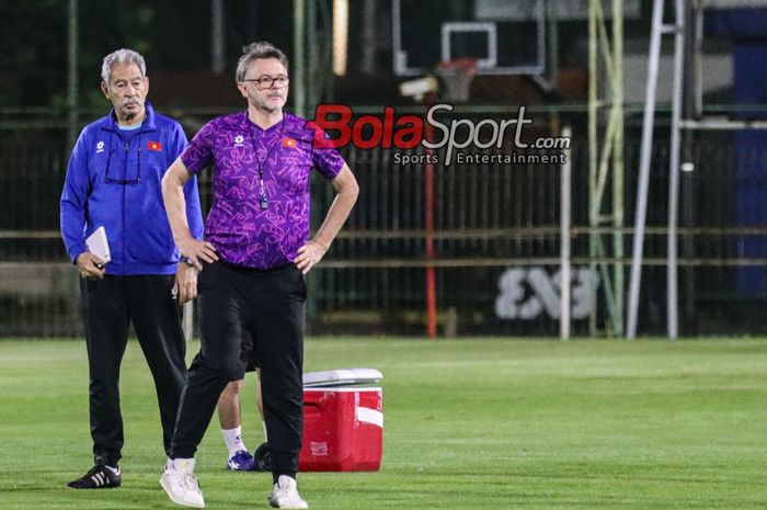 Pelatih timnas Vietnam, Philippe Troussier (kanan), sedang memantau para pemainnya berlatih di Stadion Madya, Senayan, Jakarta, Rabu (20/3/2024) malam.