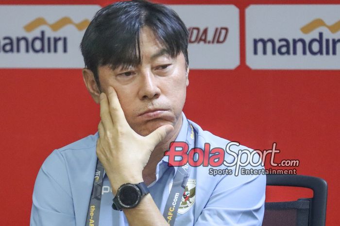 Pelatih timnas Indonesia, Shin Tae-yong, saat hadir dalam sesi jumpa pers di Media Center Stadion Utama Gelora Bung Karno, Senayan, Jakarta, Senin (10/6/2024).