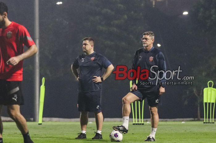 Pelatih Timnas Bahrain, Dragan Talajic, sedang memantau para pemainnya berlatih di Lapangan A, Senayan, Jakarta, Sabtu (22/3/2025).