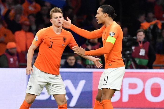 Matthijs de Ligt (kiri) dan Virgil van Dijk saat membela timnas Belanda menghadapi Jerman di Kualifikasi Euro 2020 (24/3/2019). De Ligt dan Van Dijk masuk jajaran bek termahal dunia.