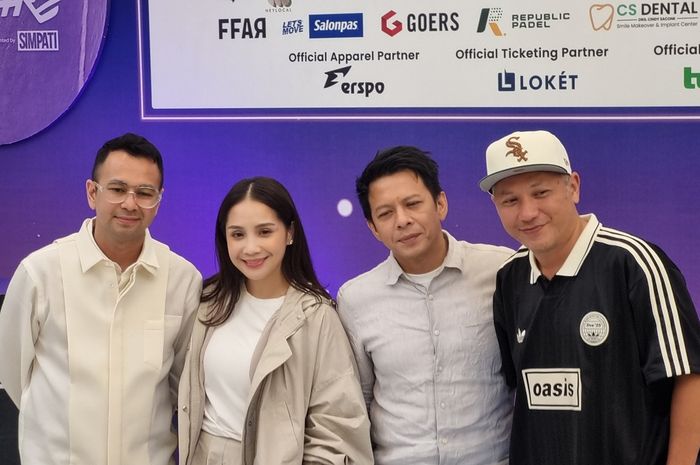Raffi Ahmad, Nagita Slavina, Ariel Noah, dan Gading Marten saat konferensi pers Padel Wars di kawasan Senopati, Jakarta Selatan, Senin (10/11/2025).