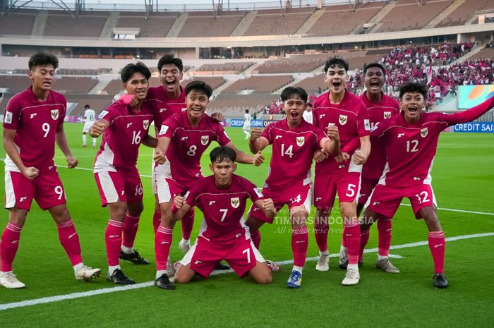Para pemain Timnas U-17 Indonesia melakukan selebrasi setelah Zahaby Gholy mencetak gol ke gawang Yaman dalam laga kedua Grup C Piala Asia U-17 2025, di Prince Abdullah Al-Faisal Stadium, Jeddah, Senin (7/4/2025).