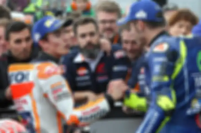 Marc Marquez ketika bersalaman dengan Valentino Rossi usai balap
