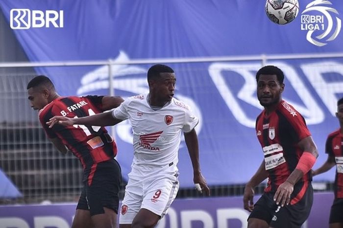 Duel Persipura Jayapura versus PSM Makassar dalam laga pekan ke-30 Liga 1 2021-2022 di Stadion Kompyang Sujana, Denpasar, Bali, Kamis (10/3/2022).