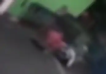 Biadab, Video Detik-detik Oknum Driver Ojol Bawa Kabur Ponsel, Ibu-ibu Ngejar Sampai Terseret