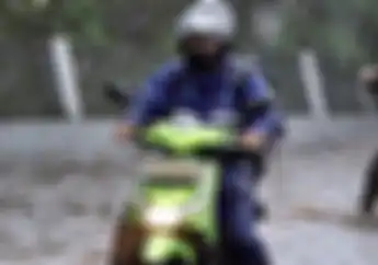 Tips Riding Saat Musim Hujan, Inilah Barang-barang yang Harus Dibawa