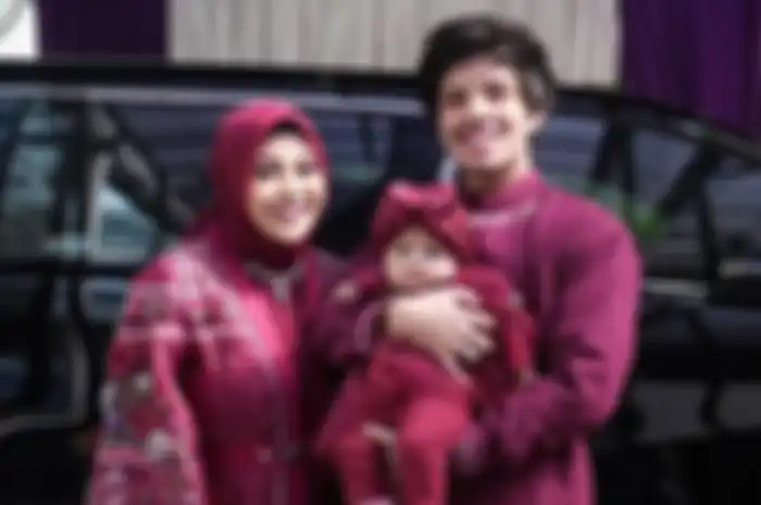 Keluarga kecil Atta Halilintar dan Aurel Hermansyah.