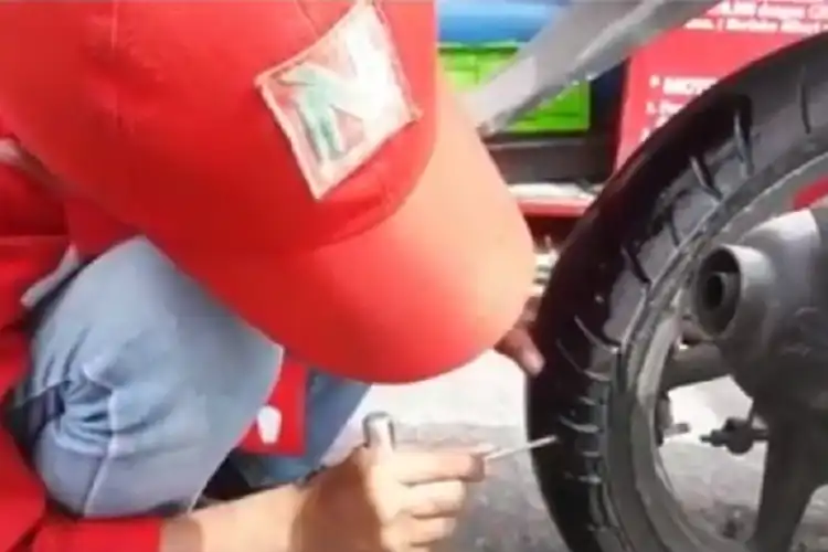 Enggak Asal Tusuk, Begini Teknik Tambal Ban Tubeless yang Benar, Awas Robek