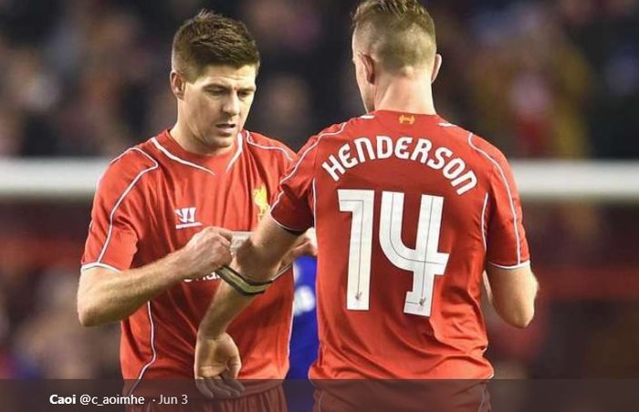 Steven Gerrard dan Jordan Henderson dalam sebuah pertandingan di Liverpool.