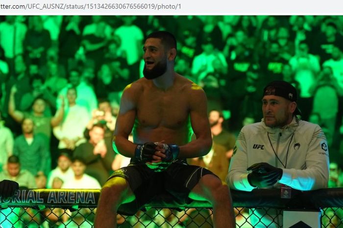 Khamzat Chimaev (kiri) saat ditemani Darren Till (kanan) ketika menanti lawan datang sebelum bertarung pada UFC 273. 