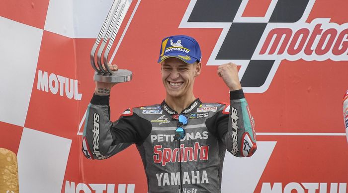 Pembalap Petronas Yamaha SRT, Fabio Quartararo, berpose di podium kedua pada balapan MotoGP Valencia di Sirkuit Ricardo Tormo, Minggu (17/11/2019).