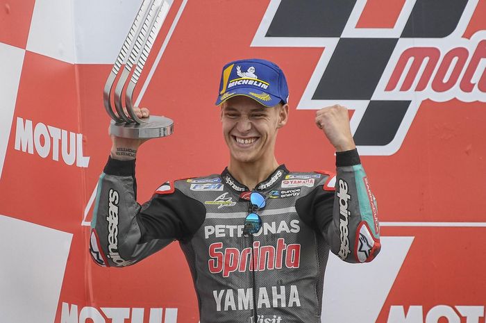 Pembalap Petronas Yamaha SRT, Fabio Quartararo, berpose di podium kedua pada balapan MotoGP Valencia di Sirkuit Ricardo Tormo, Minggu (17/11/2019).